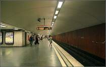 Rote Line, Stammstrecke, Station  Hornstull . 

Als Wandverkleidung findet sich an dieser Station der Backstein. Hier wird Bezug zur weithin sichtbaren Hornstull kyrkan genommen, die ebenfalls vom Backstein geprägt wird. 

19.08.2007 (M)