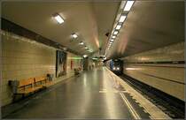 Rote Linie nach Fruängen, Staton  Midsommarkransen  - 

Der Streckenabschnitt in Richtung Fruängen steigt ab Liljholmen an, die Station  Midsommarkransen  liegt etwa 20 Meter höher, jedoch tief im Berg. Im Gegensatz zu den sonstigen Röhrenstationen ist die Decke nicht gewölbt sondern ähnlich einem Satteldach geknickt. Es gibt nur einen Ausgang vom mittleren Querschlag aus. 

19.08.2007 (M)