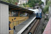 Rote Linie nach Fruängen, Station  Telefonplan  - 

Diese Station liegt weitere 10 Meter höher als Midsommarkransen kurz nach erreichen der oberirdischen Strecke noch im Geländeeinschnitt. 

28.8.2007 (M)