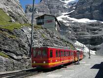 Berner Oberland 2007 - Die Sonne hat sie wieder! Am 01.08.2007 hat BDeh 4/4 207 den 7.122m langen Jungfrautunnel verlassen und rollt nun in die Station Eigergletscher. In gut 30 min l�uft man von hier zur Kleinen Scheidegg oder in gut 2h nach Alpiglen �ber den Eigertrail. Lauffaule benutzen den Zug :-)