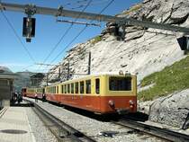 Berner Oberland 2007 - Auf die Weiterfahrt zum Jungfraujoch warten am 01.08.2007 drei Zuggarnituren der Jungfraubahn, zuvorderst der BDt 202, am Eigergletscher. Sie m�ssen einen Gegenzug abwarten und setzen dann ihre Fahrt fort. 
