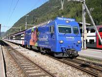 Berner Oberland 2007 - Am schweizer Nationalfeiertag haben wir uns den  Eigertrail  vorgenommen. Im Nachhinein betrachtet eigentlich keine so gute Idee, denn diese Wanderung hatten auch tausend andere Leute geplant. Nichts desto trotz begegnet uns am 01.08.2007 die ZB HGe 4/4 101 962-9 in Interlaken Ost. Sie wird ihr Anh�ngsel, den IR 2217 Interlaken Ost-Luzern bis nach Meiringen bringen und dort an eine Kollegin �bergeben. Die Lok wirbt f�r die �ffentliche Gesundheitskasse der Schweiz. Die selbe Werbung findet sich auch auf Bussen und Stra�enbahnen in der Schweiz.