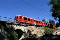Die ABe 4/4 53 und 56 fahren mit einem Regio nach St.Moritz auf die Br�cke des Berninabaches oberhalb Morteratsch im August 2003.