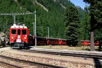 Zwei ABe 4/4 fahren mit einem Regionalzug nach Tirano in Morteratsch ein. August 2003.