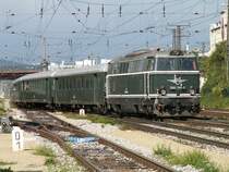 2143 040 ist am 8.9.2007 mit dazu passender gr�ner Wagengarnitur als 16598 von Wien S�d nach Spitz/Donau unterwegs und f�hrt auf dem Bild gerade in Wien-Penzing ein