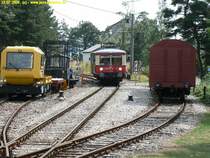Aus Cursdorf in den Bahnhof Lichtenhain a. der Bergbahn einfahrender Triebwagenzug bestehend aus 479 201 (f�hrend) und 479 203 als Beiwagen. Links diverse Dienstfahrzeuge der Bergbahn, hinter dem SKL der ehemalige Tunnelrevisionswagen des Brandleitetunnels und rechts ein Gewichtswagen eines ehemaligen Gleiswaageneichzuges des Bw Saalfeld. Hier wird er genutzt, um die Belastungstest f�r die Bergbahn durchzuf�hren. Foto: 23.07.2006