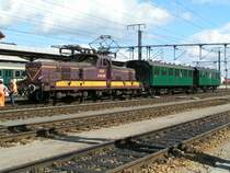 E-Lok 3608 mit den PH Wagen der Museumsbahn  Train 1900  am 19.09.04 im Bahnhof von P�tange. 
