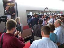 Hektische Betriebsamkeit am 10.06.07 im Saarbr�cker Hbf: das Zugpersonal des ersten planm��ig verkehrenden ICE3 MF von Frankfurt/Main nach Paris Est �ber die neue POS-Hochgeschwindigkeitsstrecke, der gerade auf Gleis 12 eingelaufen ist, posiert f�r die zahlreichen Pressevertreter und die noch zahlreicher vorhandenen Zuschauer