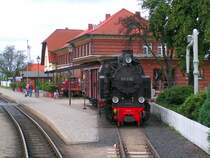 99 332 steht als museales St�ck neben dem  MOLLI-Museum ;  im Hintergrund Bhf. K�hlungsborn-West mit dem Museums-Cafe; 070901