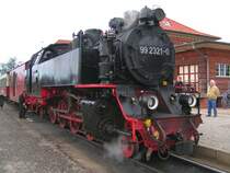 99 2321-0 wird in K�hlungsborn-West vor den Zug nach Bad-Doberan gespannt; 070827