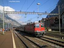 Re 4/4'' 11136 zieht den leicht versp�teten IR 2165 am 8.9.07 aus dem Bhf. Erstfeld.