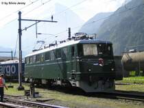 Die im neuen gr�nen Glanz stehende Ae 6/6 11402 ''Uri'' war einer der Publikumslieblinge am Gotthard-Jubil�umsfest in Erstfeld am 8.9.07. Diese Lok war schon oft dem Untergang geweiht, vor 10 Jahren wollte man die Prototypen ausrangieren, im Jahre 2002 wurde sie nach Biel versetzt, wo sie aus Versehen als Ersatzteilspender gebraucht wurde. Anfangs Jahr machten sich ein paar Eisenbahner aus Erstfeld in Stundenlanger Fronarbeit daran, die damals ziemlich ruinierte 11402 wieder auzuarbeiten.