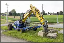 Ein Schreit-2Wege Bagger im Bahnhof St. Martin im Sulmtal Bergla. 
13.Juli 2023