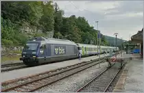 Die BLS Re 465 006 ist mit ihrem RE im Spitzkehrbahnhof von Chambrelien angekommen und wird diesen in wenigen Minuten, den Zug schiebend, verlassen. 

12. August 2020