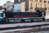 040-DK-83 (Bo'Bo', de, Hersteller: MLW, Type: DL536B, Fab.Nr.: M6100-03, Baujahr 1978) verlässt am 30.Dezember 2001 mit einem Vorortezug den Gare de Tunis Ville. (Fotoscan)