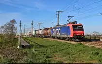 Die älteste aller SBBC TRAXX, Re 482 000-7, zieht Container der Bertschi AG über die Leipziger Chaussee (B 6) in Halle (Saale) Richtung Abzweig Thüringer Bahn.

🧰 SBB Cargo AG, vermietet an die SBB Cargo International AG
🕓 3.5.2023 | 17:57 Uhr