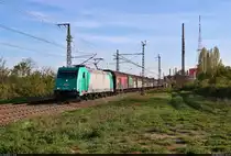 185 633-5 wird samt Schiebewandwagen übers Gegengleis geführt.
Aufnahme an der Leipziger Chaussee (B 6) in Fahrtrichtung Zugbildungsanlage (ZBA) Halle (Saale).

🧰 RBS Asset Finance Europe Limited/Alpha Trains Belgium NV/SA, vermietet an die ITL Eisenbahngesellschaft mbH
🕓 3.5.2023 | 18:43 Uhr