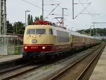 103 245 mit dem Sonderzug Binz-Göttingen,am 05.August 2023,in Bergen/Rügen.Ursprünglich waren fünf Minuten Aufenthalt in Bergen/Rügen eingeplant.Dadurch das zwei Reisende den Sonderzug,in Binz,verpaßten und bis Bergen den Sonderzug,mit einem Taxi,nachfahren mußten,erhielt der Sonderzug auf Grund des Warten auf die beiden Fahrgäste 25 Minuten Verspätung.