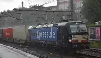 boxXpress.de GmbH, Hamburg [D] mit der MRCE Vectron  X4 E - 609  [NVR-Nummer: 91 80 6193 609-5 D-DISPO] und einem Containerzug Richtung Hamburger Hafen am 03.08.23 Höhe Bahnhof Hamburg-Harburg. An diesem Tag hatte man ca. alle 25 Minuten den Eindruck das gleich Noah mit seiner Arche anstelle eines Zuges durch Harburg fährt unglaublich was da aus den Schauerwolken im kurzer Zeit an Regen jedes mal fiel, bei diesem Bild kamen sogar ein paar Sonnenstrahlen aus der Ferne durch. 