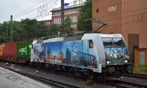 Manchmal hat Regen auch seine Vorteile, die häufig eher recht schmutzige  386 020-2  [NVR-Nummer: 91 54 7386 020-2 CZ-MT] von METRANS Rail s.r.o., mit ihren schönen Hamburger Motiven 
 hier mal ganz klar gespült vom Starkregen und einem Containerzug Richtung Hamburger Hafen am 03.08.23 Höhe Bahnhof Hamburg-Harburg.