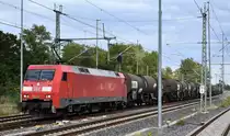 DB Cargo AG [D] mit ihrer  152 149-1  [NVR-Nummer: 91 80 6152 149-1 D-DB] und einem Kesselwagenzug (Ladegut Anilin) am 04.08.23 Höhe Bahnhof Leipzig Thekla.