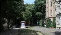 Ohne das Umfeld zu stören - 

... ist hier eine Combino Tram auf der Linie 4 in der Nähe des Brühler Gartens unterwegs.

12.07.2023 (M)