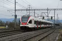 RABe 521 018, auf der S1, verlässt am 17.02.2023 den Bahnhof Möhlin.