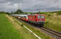 In diesem kühlen Sommer an der Ostsee ist man ja schon froh, wenn man an der Strecke mal nicht nass wird. Gerade so trocken geblieben bin ich am 01.08.2023, als die MEG 143 310 mit einer Talent 3 Bewegungsfahrt kurz vor Lietzow an mir vorbei rollte.