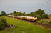 103 245 zieht am 05.08.2023 einen Sonderzug vom Ostseebad Binz, durch Kummerow.
