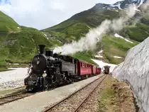 Erster passquerender Dampfzug der Saison 2021 auf der Furka-Bergstrecke in der Station Muttbach-Belvédère (2118 müM). Am Zug ist die Lok FO 4 (ex Furka-Oberalpbahn). Das Foto wurde vom Publikumsbereich aus gemacht. Furka, Muttbach, 24.6.2021