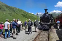 Die Lok 4 des Dampfzuges von Realp nach Oberwald hat in der Station Tiefenbach Wasser gefasst, was die Fahrgäste hautnah verfolgen konnten. Während des Aufenthaltes ist es erlaubt, sich auf den Gleisen aufzuhalten. Tiefenbach, 6.7.2022