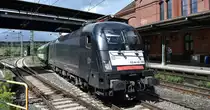 NeS - Netzwerkbahn Sachsen GmbH, Dresden [D] mit dem MRCE Taurus  ES 64 U2-026  [NVR-Nummer: 91 80 6182 526-4 D-DISPO] für Flixtrain mit dem FLX 1805 Richtung Stuttgart Hbf. am 03.08.23 Einfahrt Bahnhof Hamburg-Harburg.