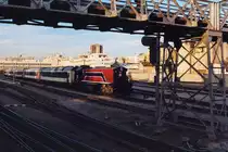 91 91 0000 568-6 (040-GT-568) (Bo'Bo', de, Hersteller: EMD, Type: GT18B, Fab.Nr.: 938830-18, Baujahr 1999) verlässt am 30.Dezember 2001 mit dem DC5-73 den Gare de Tunis Ville. (Fotoscan)