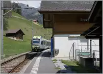 Die  Lötschbergerin  RABe 535 113 der BLS erreicht den kleinen Halt Enge im Simmental. 

14. April 2021