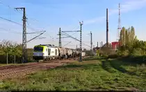 Man sieht sich immer zweimal im Leben. Im Falle der 248 033-3 sogar am selben Abend. Keine anderthalb Stunden später kommt die Siemens Vectron Dual Mode mit fünf Kesselwagen Richtung Bitterfeld retourgefahren und wurde oberhalb der Leipziger Chaussee (B 6) nochmals fotografiert. Das freute den Tf erneut, daher einen weiteren Gruß zurück.

🧰 Captrain Deutschland GmbH, eingesetzt bei der Regiobahn Bitterfeld Berlin GmbH (RBB)
🕓 3.5.2023 | 19:09 Uhr