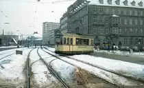 Straßenbahn Nürnberg__Tw 910 [DUEWAG/SSW, 1940, Dt. Einheitswagen; von 1976 bis 1980 agbestellt] fährt vom Richard-Wagner-Platz auf den Ring.__Jan.1985