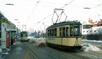 Straßenbahn Nürnberg__Histor.Tw 910 [DUEWAG/SSW, 1940, Dt. Einheitswagen; von 1976 bis 1980 agbestellt] auf dem Ring an der damals noch dreigleisigen Doppel-Haltestelle 'Opernhaus'. Entgegen kommt Linie 6 mit Tw 226 [4x MAN 1958]__Jan. 1985