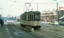 Straßenbahn Nürnberg__Histor.Tw 910 [DUEWAG/SSW, 1940, Dt. Einheitswagen; von 1976 bis 1980 agbestellt] auf dem Ring an der damals noch dreigleisigen Haltestelle 'Opernhaus'. Nach links führten die Gleise durch die Lessingstraße, am Verkehrsmuseum vorbei, in die Südstadt.__Jan. 1985