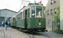 Straßenbahn Nürnberg__Histor. Tw 876 [MAN/SSW, 1935 von 1976 bis 1980 abgestellt] vor dem Historischen Straßenbahn-Depot St. Peter._Sommer 1985 > Hinter der Frontscheibe das (leider nicht leserliche) Hinweisschild  Zur Ausstellung _ 150 Jahre Dt. Eisenbahnen .__Sommer 1985