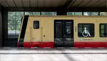 Kantig - 

... die S-Bahnbaureihe 483/484 der Berliner S-Bahn. Um für Personen mit eingeschränkter Sehfähigkeit besser wahrzunehmen sind die Türen schwarz gehalten. 

Westkreuz, 14.07.2023 (M)