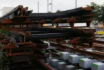 ASm BTI Aare Seeland mobil AG Biel-Täuffelen-Ins-Bahn: Detailaufnahme von Gleisjochen, vorbereitet zum Einbau im Kreisel, Neubau des Niveauüberganges Hauptstrasse, Nidau, 6. August 2023. Das auf Betonschwellen montierte obere Gleiselement besitzt angeschweisste Rillenschienen und wird an das  Tramgleis  anschliessen.