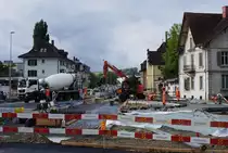 ASm BTI Aare Seeland mobil AG Biel-Täuffelen-Ins-Bahn: Neubau des Niveauüberganges Hauptstrasse, Betonierarbeiten am Kreisel, Nidau, 30. Juli 2023.