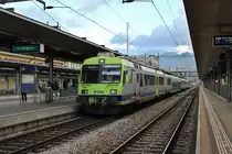 bls 565 724 steht am Abend des 18. April 2023 an seinem Zielbahnhof Spiez.