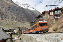 Triebwagen 3051 der Gornergratbahn verlässt Zermatt in Richtung Gornergrat. (18.04.2023)