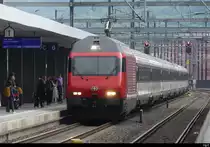 SBB - 460 011-0 als IR 90 nach Genf bei der einfahrt im Bhf. Visp am 24.07.2023