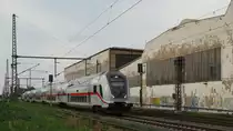 IC 2047 (Tz 2853,  Nationalpark Sächsische Schweiz ) nach Dresden, hier kurz nach dem Halt  Dessau Hbf  auf Höhe des Stahlwerks Dessau. Geschoben wird der Dosto-IC von 146 567.

Aufgrund von Bauarbeiten auf der Strecke zwischen Halle und Magdeburg werden die Züge via Dessau umgleitet, der Halt in Köthen entfällt. Zwischen Stumsdorf und Köthen sowie in Köthen selbst werden Gleise erneuert.

Dessau, der 05.08.2023