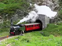 Die Lok 704 schiebt die Wagen des Zuges von Oberwald nach Realp in der Station Furka zurück Richtung Scheiteltunnel. Danach werden die Wagen abgehängt und die Lok fährt auf die Drehscheibe. Bedingt durch ihre Bauart befährt diese Lok anschliessend das Gefälle von Furka nach Realp rückwärts. Furka, 29.6.2023