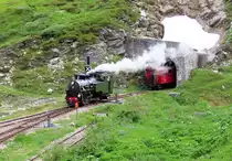 Nein, die Lok hat die Wagen nicht verloren. Die Lok 704 schob die Wagen in der Station Furka in den Scheiteltunnel. Jetzt fährt sie auf die Drehscheibe, denn bedingt durch ihre Bauart muss die HG 4/4 das Gefälle nach Realp rückwärts befahren. Furka, 29.6.2023