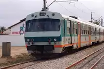 YZ-E-005A (Hersteller: Ganz-Mavag, Type: ???, Fab.Nr.: ???, Baujahr 1984) fährt am 02.Jänner 2002 in den Gare de Sousse Bab Djedid. (Fotoscan)