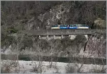 Bunte Bahnwelt im Tessin / Ticino: ein aussergewöhnlich kurzer, nur zweiteiliger SSIF  Treno Panoramico  mit der sonst üblichen Bezeichnung  ABe 12/16 | ABe/P/Be/Be ist im noch blattlosen Centovalli bei Ponte Brolla auf dem Weg von Locarno nach Domodossola. 

16. März 2017